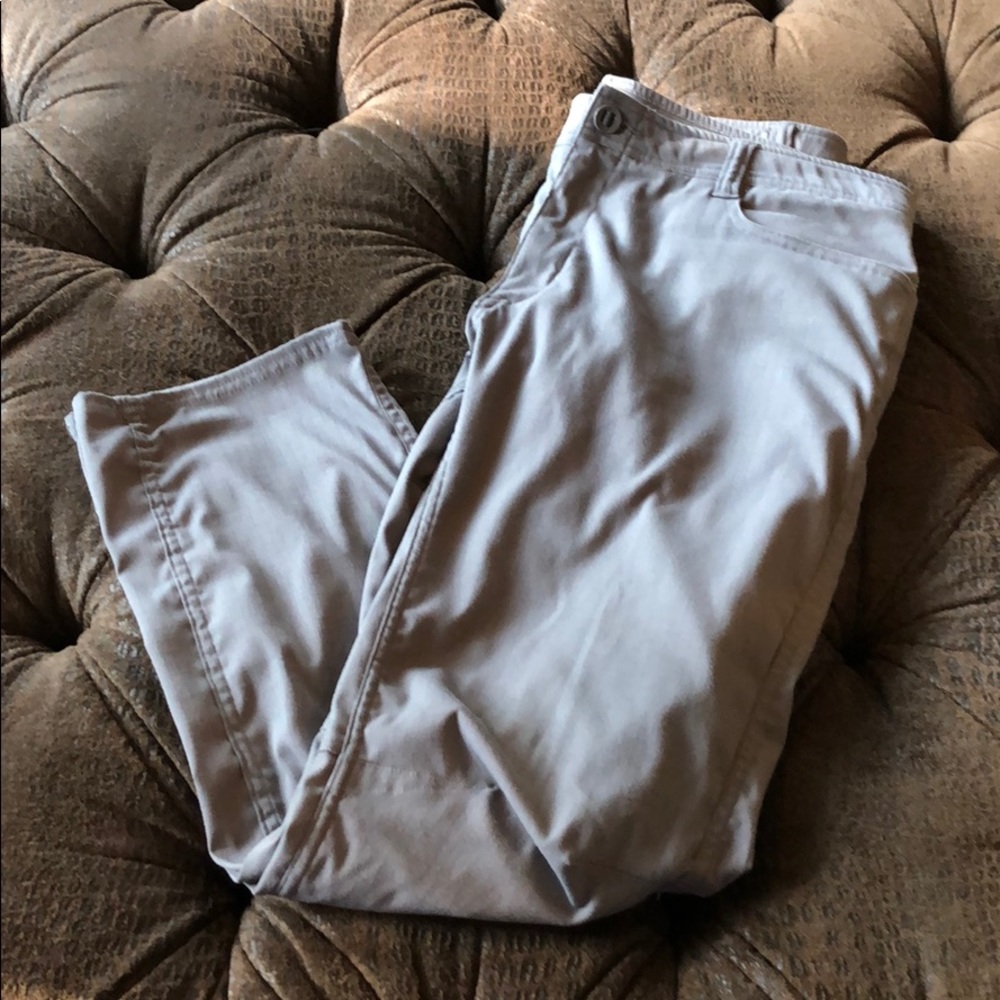 Under Armour light gray pants, men’s 38/32 loose